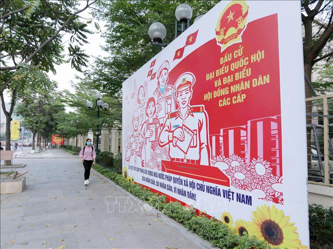 Trong ảnh: Tranh tuyên truyền, cổ động bầu cử trên phố Đại Cồ Việt. Ảnh: Hoàng Hiếu - TTXVN