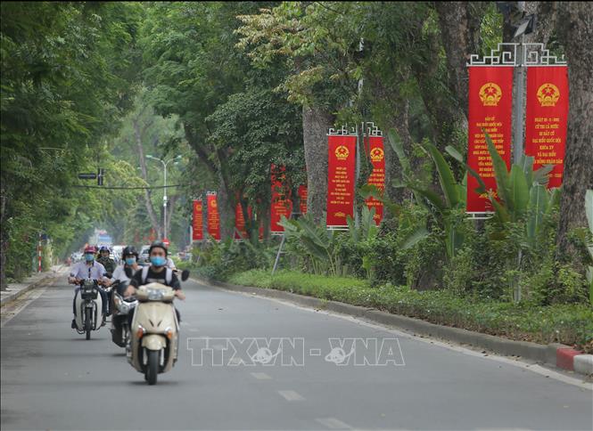 Trong ảnh: Băng rôn tuyên truyền, cổ động bầu cử rực đỏ đường Hoàng Diệu. Ảnh: Hoàng Hiếu - TTXVN