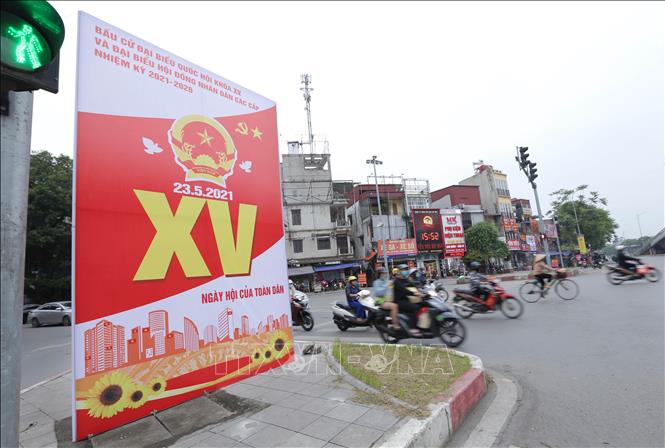 Trong ảnh: Cụm pano 3 mặt tuyên truyền, cổ động bầu cử tại ngã 4 ô Đông Mác. Ảnh: Hoàng Hiếu - TTXVN