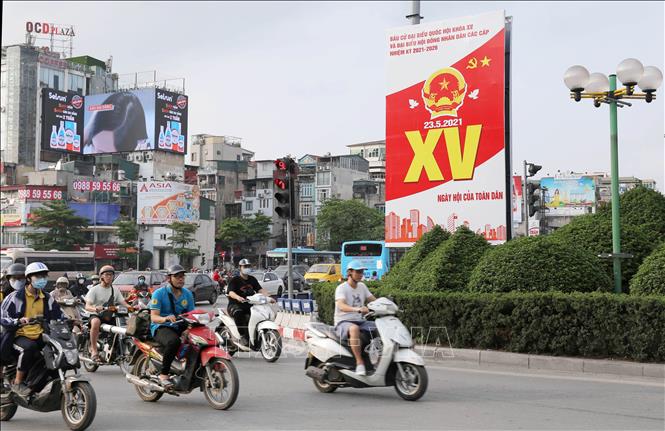 Trong ảnh: Pano cỡ lớn tuyên truyền, cổ động bầu cử tại Ô Chợ Dừa. Ảnh: Hoàng Hiếu - TTXVN