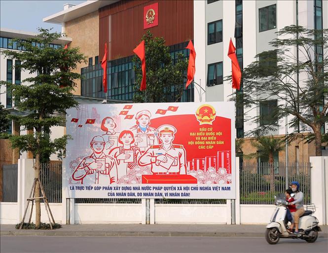 Trong ảnh: Tranh tuyên truyền, cổ động bầu cử được đặt trước Quận ủy Đống Đa. Ảnh: Hoàng Hiếu - TTXVN