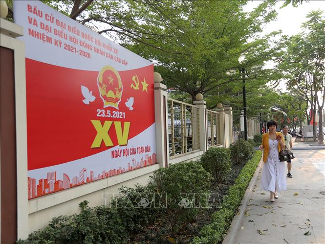 Trong ảnh: Tranh tuyên truyền, cổ động bầu cử trước Trụ sở HĐND, UBND quận Hai Bà Trưng. Ảnh: Hoàng Hiếu - TTXVN