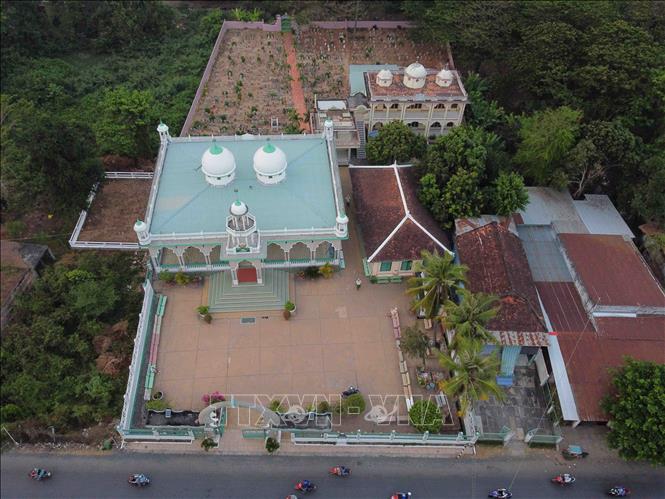 Trong ảnh: Thánh đường Hồi giáo Mubarak ở An Giang nhìn từ trên cao. Ảnh: Vũ Sinh - TTXVN