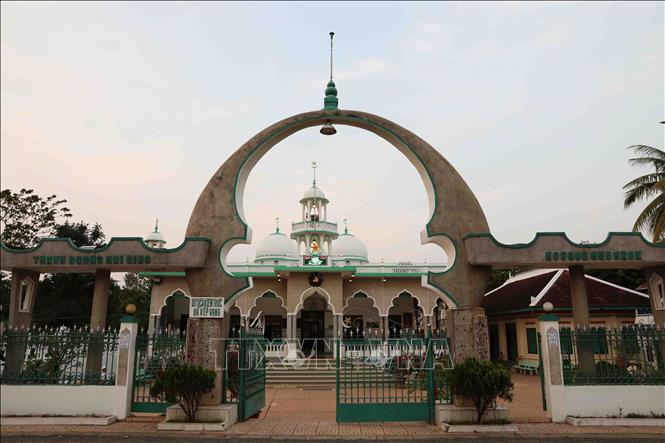 Trong ảnh: Thánh đường Hồi giáo Mubarak ở An Giang được thiết kế theo dạng 1 toà nhà rộng, với nhiều dẫy hành lang dài thẳng, gam màu chủ đạo là xanh và trắng, dọc hành lang là những bức tường trang trí hoạ tiết cùng với những dòng chữ chăm được trích từ kinh thánh. Ảnh: Vũ Sinh - TTXVN