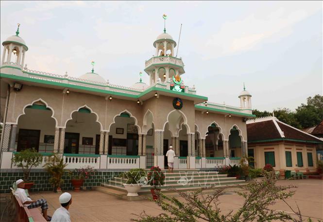 Trong ảnh: Thánh đường Hồi giáo Mubarak ở An Giang được thiết kế theo dạng 1 toà nhà rộng, với nhiều dẫy hành lang dài thẳng. Ảnh: Phạm Hậu - TTXVN