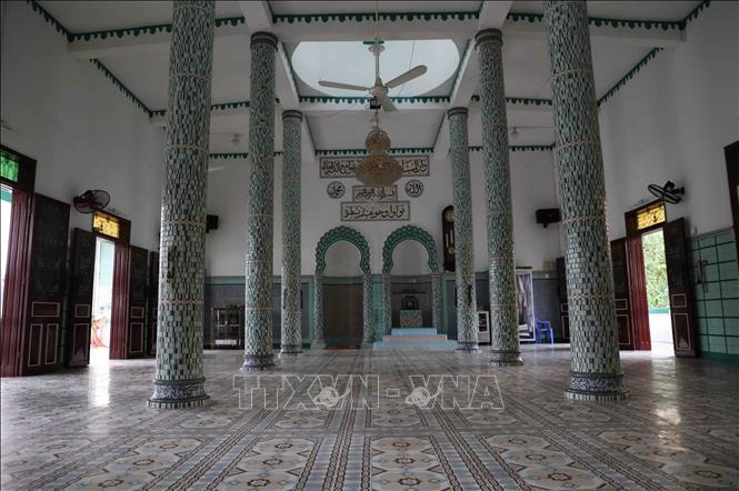 Trong ảnh: Không gian bên trong Thánh đường Hồi giáo Mubarak được thiết kế rộng và có nhiều cửa ra vào cùng 8 cây cột chắc chắn được đặt cân đối, là nơi tập trung đông người đến cầu nguyện. Ảnh: Phạm Hậu - TTXVN