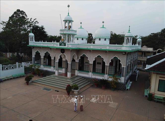 Trong ảnh: Mỗi năm, Thánh đường Hồi giáo Mubarak ở An Giang có 3 kỳ lễ lớn; Lễ sinh nhật Nhà tiên tri Mohammed, người sáng lập đạo Hồi, vào 12/3 Hồi lịch gọi là lễ Mâulút; Ngày tết của người Chăm, Hari Raya vào ngày 1/10 hồi lịch; Lễ Chay Ramadan từ ngày 1 đến 30/09 Hồi lịch. Ảnh: Vũ Sinh – TTXVN