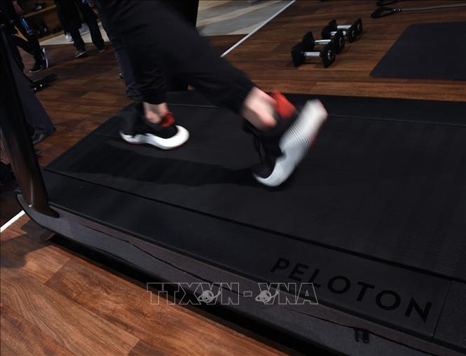 Trong ảnh: Một người sử dụng máy chạy bộ do hãng Peloton sản xuất tại Las Vegas, Nevada, Mỹ. Ảnh: AFP/TTXVN