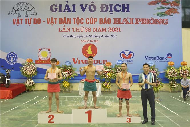 Trong ảnh: Các vận động viên nhận huy chương vàng, bạc đồng nội dung vật dân tộc hạng cân 48 - 52 kg. Ảnh: TTXVN