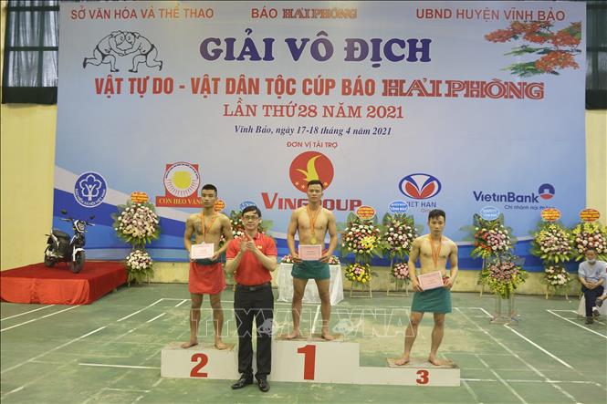 Trong ảnh: Các vận động viên nhận huy chương nội dung vật dân tộc hạng cân 52 - 57 kg. Ảnh: TTXVN