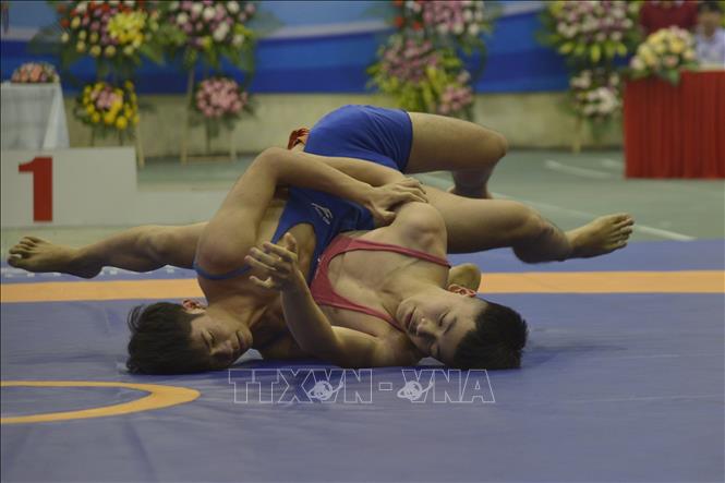 Trong ảnh: Hiệp đấu căng thẳng tại hạng 53 kg nam vật tự do nam. Ảnh: TTXVN