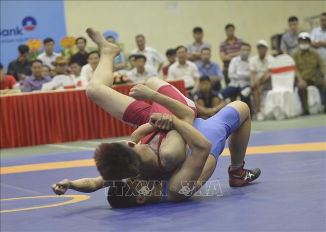 Trong ảnh: Nguyễn Văn Tuân (áo xanh - Kiến Thụy) thắng tuyệt đối  trước Vũ Văn Đông (Tiên Lãng) với miếng đánh hiểm hóc. Ảnh: TTXVN
