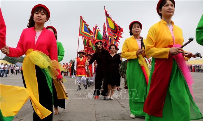 Nhân dân 6 xã, phường, thị trấn vùng ven Khu Di tích lịch sử Quốc gia đặc biệt Đền Hùng (Phú Thọ) rước kiệu về Đền Hùng để tri ân công đức các Vua Hùng và các bậc tiền nhân đã có công dựng nước, tại Lễ giỗ Tổ Hùng Vương năm 2019. Ảnh: Trung Kiên – TTXVN.