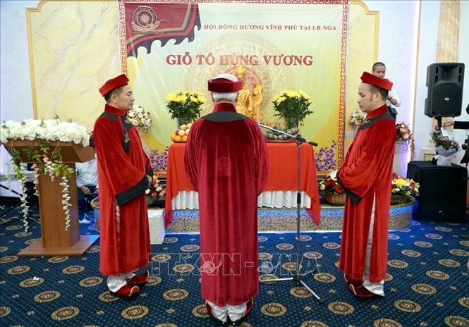 Ban liên lạc Hội đồng hương Vĩnh Phú cùng đông đảo bà con người Việt sinh sống tại Nga tổ chức Lễ giỗ Tổ Hùng Vương năm 2018, tại Đại sứ quán Việt Nam ở LB Nga. Ảnh: Quang Vinh - TTXVN