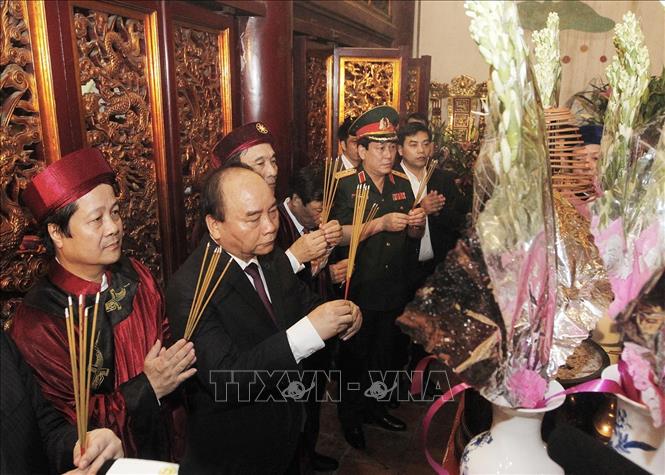 Thủ tướng Nguyễn Xuân Phúc dâng hương tại đền Thượng trên đỉnh núi Nghĩa Lĩnh, thuộc Khu Di tích lịch sử Quốc gia đặc biệt Đền Hùng, tỉnh Phú Thọ trong Lễ giỗ Tổ Hùng Vương năm 2018. Ảnh: Lâm Khánh - TTXVN
