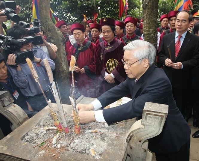 Tổng Bí thư, Chủ tịch Quốc hội Nguyễn Phú Trọng dâng hương tưởng nhớ công ơn các Vua Hùng nhân dịp giỗ Tổ Hùng Vương năm 2011, tại Khu Di tích lịch sử Quốc gia đặc biệt Đền Hùng, tỉnh Phú Thọ. Ảnh: Trí Dũng - TTXVN