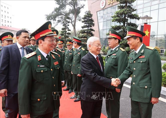 Tổng Bí thư Nguyễn Phú Trọng, Bí thư Quân ủy Trung ương với các đồng chí lãnh đạo, chỉ huy Bệnh viện Trung ương Quân đội 108. Ảnh: Trí Dũng – TTXVN