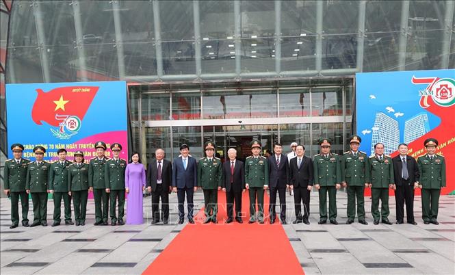 Tổng Bí thư Nguyễn Phú Trọng, Bí thư Quân ủy Trung ương với các đồng chí đại biểu và lãnh đạo, chỉ huy Bệnh viện Trung ương Quân đội 108. Ảnh: Trí Dũng – TTXVN