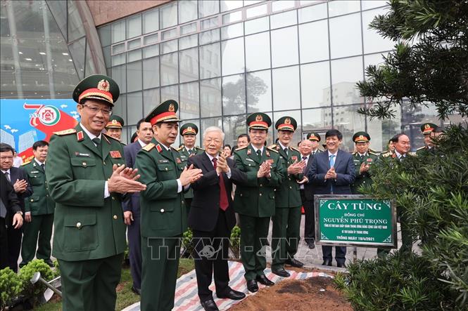 Tổng Bí thư Nguyễn Phú Trọng, Bí thư Quân ủy Trung ương trồng cây lưu niệm. Ảnh: Trí Dũng – TTXVN