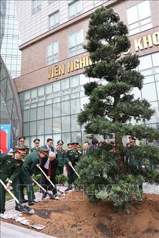 Tổng Bí thư Nguyễn Phú Trọng, Bí thư Quân ủy Trung ương trồng cây lưu niệm. Ảnh: Trí Dũng – TTXVN