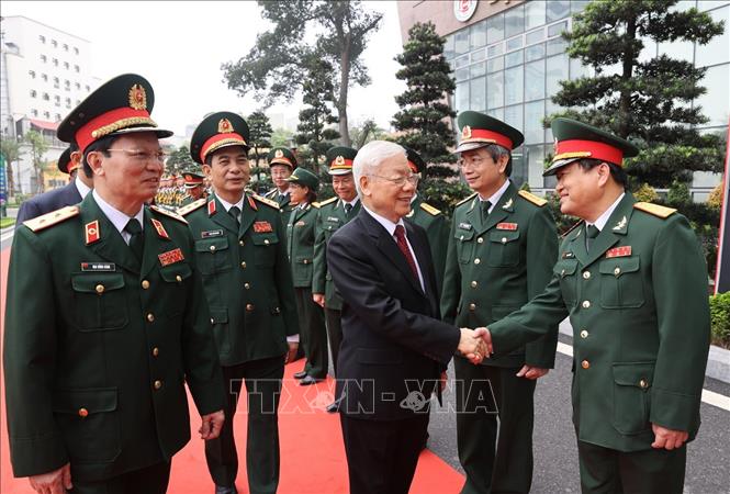 Tổng Bí thư Nguyễn Phú Trọng, Bí thư Quân ủy Trung ương với các đồng chí lãnh đạo, chỉ huy Bệnh viện Trung ương Quân đội 108. Ảnh: Trí Dũng – TTXVN