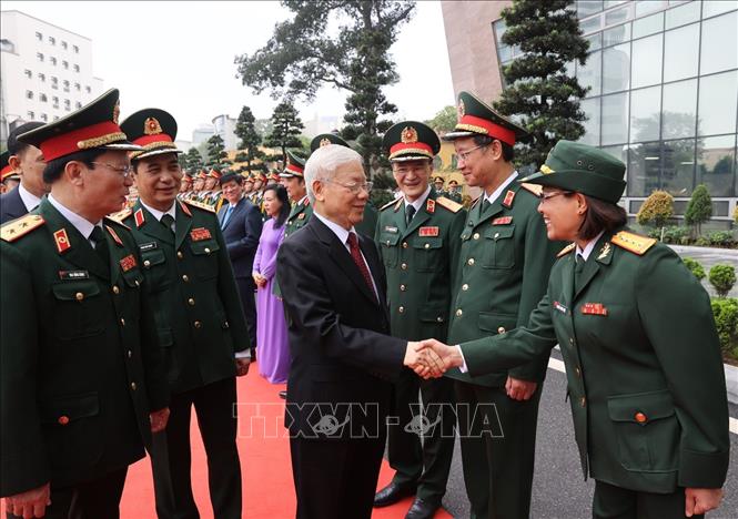 Tổng Bí thư Nguyễn Phú Trọng, Bí thư Quân ủy Trung ương với các đồng chí đại biểu và lãnh đạo, chỉ huy Bệnh viện Trung ương Quân đội 108. Ảnh: Trí Dũng – TTXVN