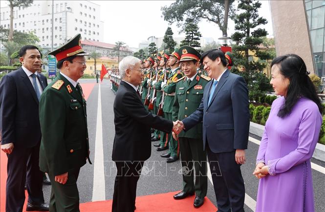 Tổng Bí thư Nguyễn Phú Trọng, Bí thư Quân ủy Trung ương với các đồng chí đại biểu và lãnh đạo, chỉ huy Bệnh viện Trung ương Quân đội 108. Ảnh: Trí Dũng – TTXVN