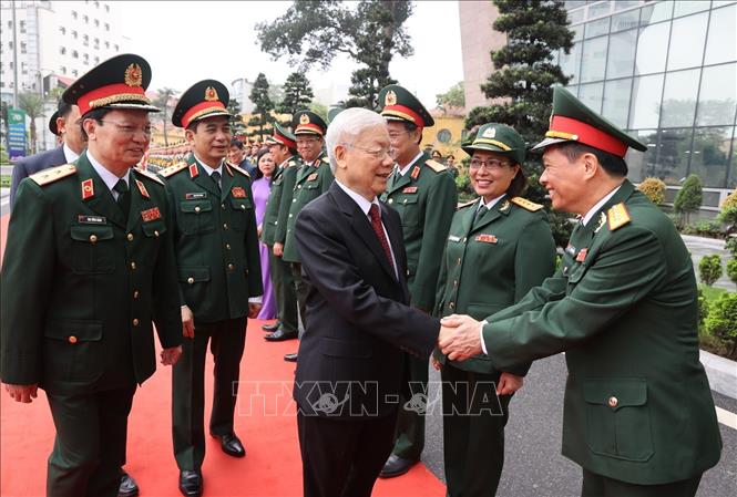 Tổng Bí thư Nguyễn Phú Trọng, Bí thư Quân ủy Trung ương với các đồng chí đại biểu và lãnh đạo, chỉ huy Bệnh viện Trung ương Quân đội 108. Ảnh: Trí Dũng – TTXVN