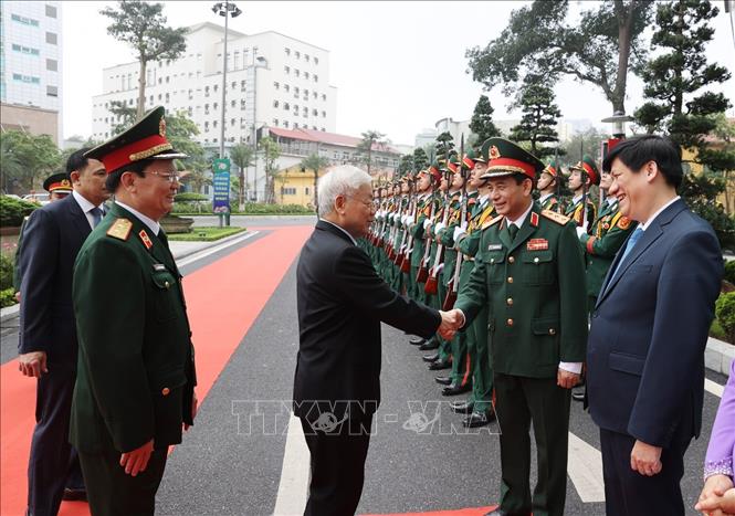 Tổng Bí thư Nguyễn Phú Trọng, Bí thư Quân ủy Trung ương với các đồng chí đại biểu và lãnh đạo, chỉ huy Bệnh viện Trung ương Quân đội 108. Ảnh: Trí Dũng – TTXVN