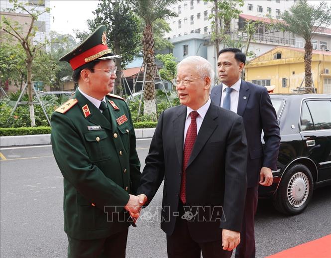 Trung tướng, Giáo sư, Tiến sĩ, Thầy thuốc Nhân dân Mai Hồng Bàng, Giám đốc Bệnh viện Trung ương Quân đội 108 đón Tổng Bí thư Nguyễn Phú Trọng, Bí thư Quân ủy Trung ương tới dự Lễ kỷ niệm. Ảnh: Trí Dũng – TTXVN