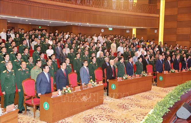 Tổng Bí thư Nguyễn Phú Trọng, Bí thư Quân ủy Trung ương với các đồng chí đại biểu thực hiện nghi lễ chào cờ tại Lễ kỷ niệm. Ảnh: Trí Dũng – TTXVN
