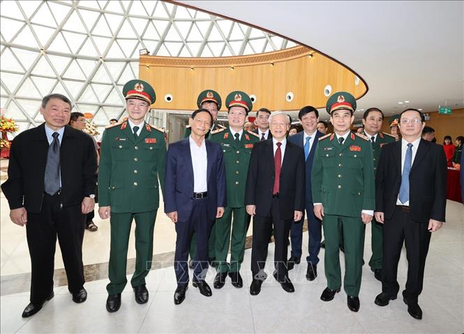 Tổng Bí thư Nguyễn Phú Trọng, Bí thư Quân ủy Trung ương với các đồng chí đại biểu và lãnh đạo, chỉ huy Bệnh viện Trung ương Quân đội 108. Ảnh: Trí Dũng – TTXVN