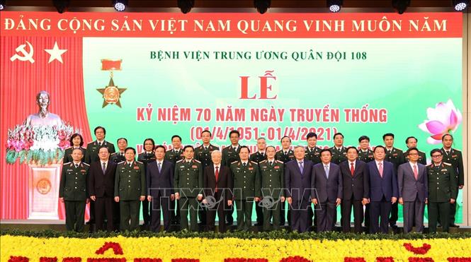 Tổng Bí thư Nguyễn Phú Trọng, Bí thư Quân ủy Trung ương với các đồng chí đại biểu và lãnh đạo, chỉ huy Bệnh viện Trung ương Quân đội 108. Ảnh: Trí Dũng – TTXVN