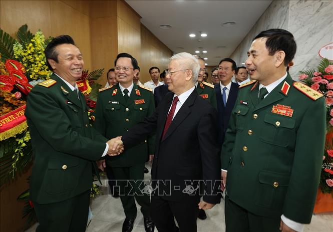 Tổng Bí thư Nguyễn Phú Trọng, Bí thư Quân ủy Trung ương với lãnh đạo, chỉ huy Bệnh viện Trung ương Quân đội 108. Ảnh: Trí Dũng – TTXVN