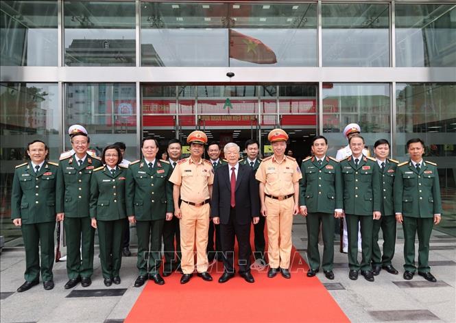 Tổng Bí thư Nguyễn Phú Trọng, Bí thư Quân ủy Trung ương với các đồng chí đại biểu và lãnh đạo, chỉ huy Bệnh viện Trung ương Quân đội 108. Ảnh: Trí Dũng – TTXVN