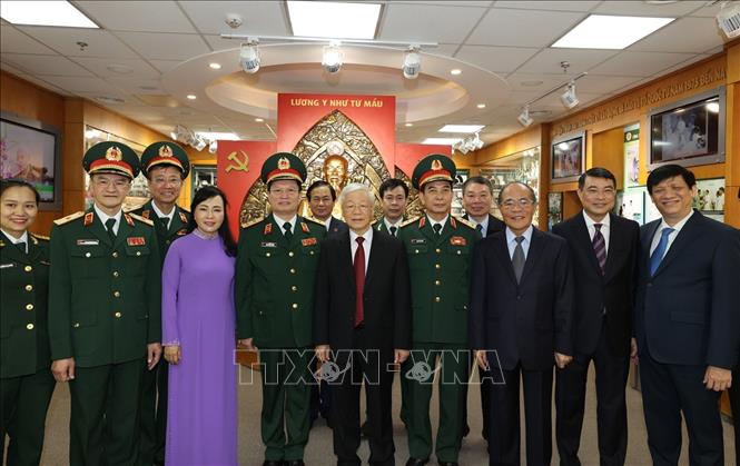 Tổng Bí thư Nguyễn Phú Trọng, Bí thư Quân ủy Trung ương với các đồng chí đại biểu và lãnh đạo, chỉ huy Bệnh viện Trung ương Quân đội 108. Ảnh: Trí Dũng – TTXVN