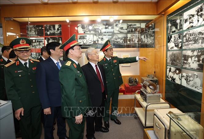 Tổng Bí thư Nguyễn Phú Trọng, Bí thư Quân ủy Trung ương thăm Phòng truyền thống của Bệnh viện Trung ương Quân đội 108. Ảnh: Trí Dũng – TTXVN