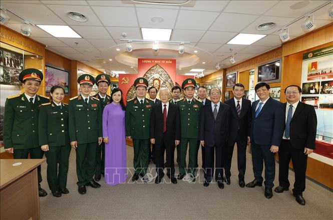 Tổng Bí thư Nguyễn Phú Trọng, Bí thư Quân ủy Trung ương với các đồng chí đại biểu và lãnh đạo, chỉ huy Bệnh viện Trung ương Quân đội 108. Ảnh: Trí Dũng – TTXVN