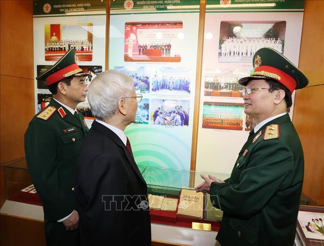 Tổng Bí thư Nguyễn Phú Trọng, Bí thư Quân ủy Trung ương thăm Phòng truyền thống của Bệnh viện Trung ương Quân đội 108. Ảnh: Trí Dũng – TTXVN