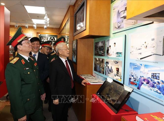 Tổng Bí thư Nguyễn Phú Trọng, Bí thư Quân ủy Trung ương thăm Phòng truyền thống của Bệnh viện Trung ương Quân đội 108. Ảnh: Trí Dũng – TTXVN