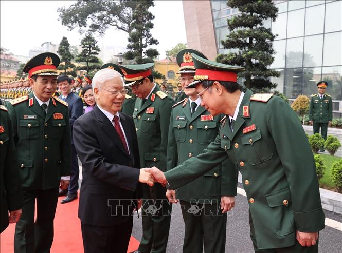 Tổng Bí thư Nguyễn Phú Trọng, Bí thư Quân ủy Trung ương với các đồng chí lãnh đạo, chỉ huy Bệnh viện Trung ương Quân đội 108. Ảnh: Trí Dũng – TTXVN
