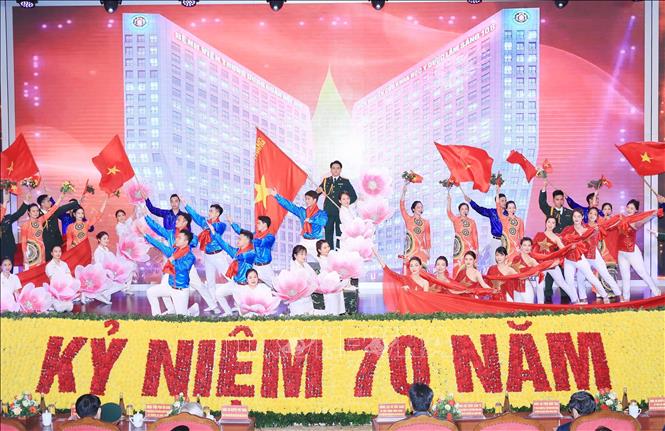 Trong ảnh: Chương trình nghệ thuật của các y, bác sĩ Bệnh viện Trung ương Quân đội 108. Ảnh: TTXVN