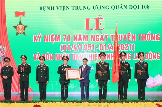 Trong ảnh: Phó Thủ tướng Vũ Đức Đam trao Danh hiệu Anh hùng Lao động thời kỳ đổi mới cho Bệnh viện Trung ương Quân đội 108. Ảnh: TTXVN