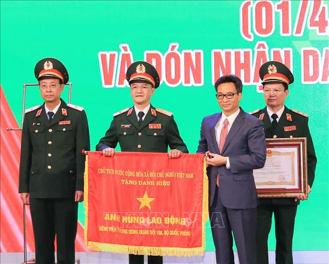 Trong ảnh: Phó Thủ tướng Vũ Đức Đam trao Danh hiệu Anh hùng Lao động thời kỳ đổi mới cho Bệnh viện Trung ương Quân đội 108. Ảnh: TTXVN