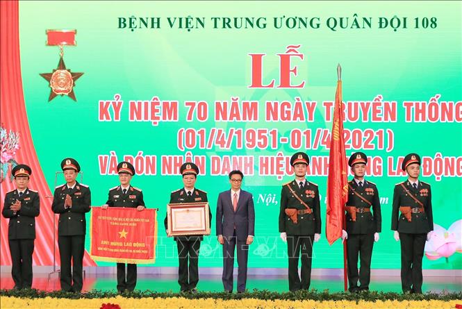 Trong ảnh: Phó Thủ tướng Vũ Đức Đam trao Danh hiệu Anh hùng Lao động thời kỳ đổi mới cho Bệnh viện Trung ương Quân đội 108. Ảnh: TTXVN