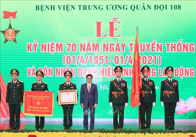 Trong ảnh: Phó Thủ tướng Vũ Đức Đam trao Danh hiệu Anh hùng Lao động thời kỳ đổi mới cho Bệnh viện Trung ương Quân đội 108. Ảnh: TTXVN