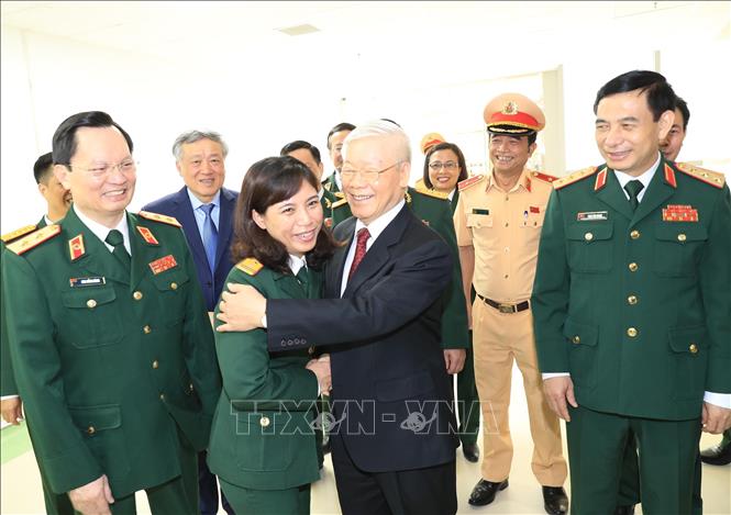 Trong Ảnh: Tổng Bí thư Nguyễn Phú Trọng với cán bộ, y bác sĩ Bệnh viện Trung ương Quân đội 108. Ảnh: TTXVN