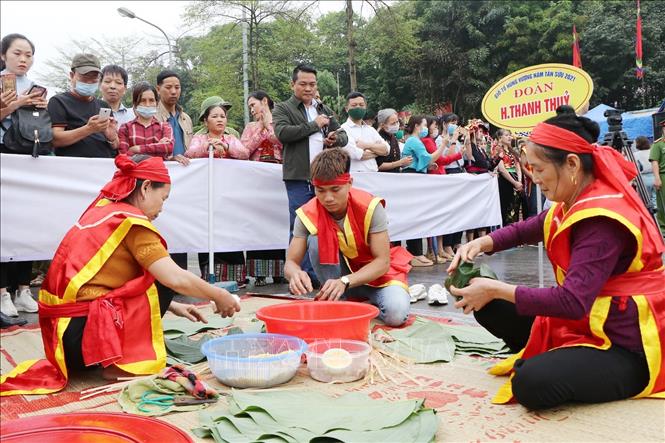 Trong ảnh: Đội thi huyện Thanh Thủy trong phần thi gói, nấu bánh chưng. Ảnh: Trung Kiên – TTXVN.