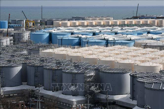 Trong ảnh: Các bể nước thải có chứa phóng xạ đã qua xử lý tại nhà máy điện hạt nhân Fukushima Daiichi, Nhật Bản, ngày 3/2/2021. AFP/TTXVN