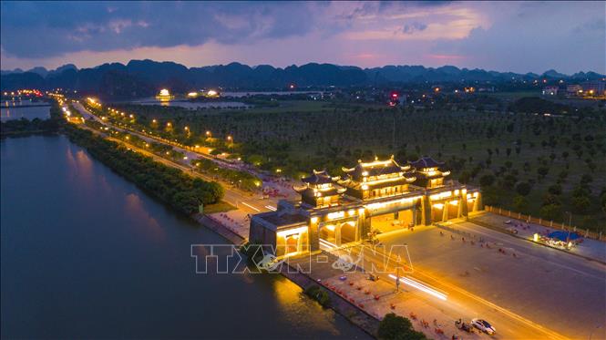 Trong ảnh: Một góc thành phố Ninh Bình khi lên đèn, mang những dấu ấn lịch sử văn hoá ngàn năm của vùng đất cố đô cổ kính. Ảnh: Minh Đức – TTXVN